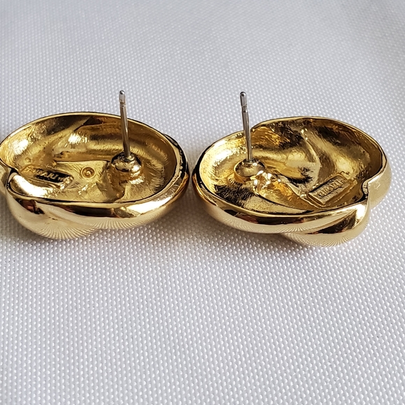 Trifari Gold-ToneVintage Earrings Pierced - Picture 8 of 9